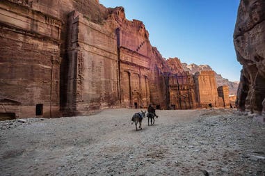 jordan-petra-street-of-facades-inside