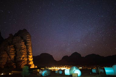Campo tendato nel Wadi Rum di notte in Giordania