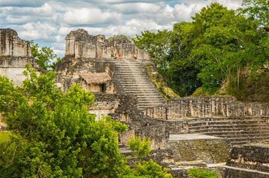 Rovine Maya in un sito archeologico del Guatemala