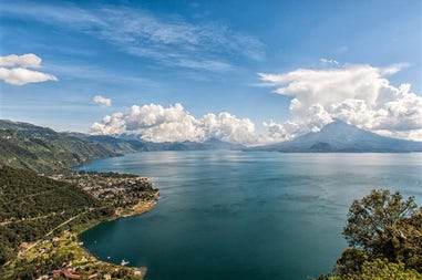 Vista del vulcano e del Lago Atitlan in Guatemala