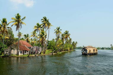 india-kerala-backwaters-house