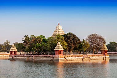 india-madurai-hind-temple-on-lake