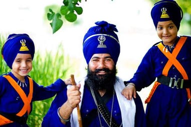 cute-sikh-kids-with-his-fathe-at-holla-mohalla-festival