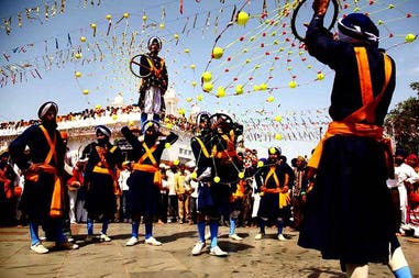 sikh-celebrating-hola-mohalla-festival