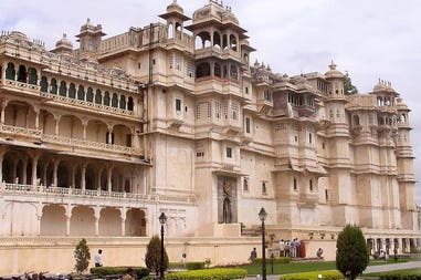 1200px-udaipur-city-palace