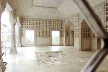 sheesh-mahal-at-agra-fort