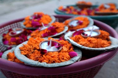 india-varanasi-flower-offerings-565953424