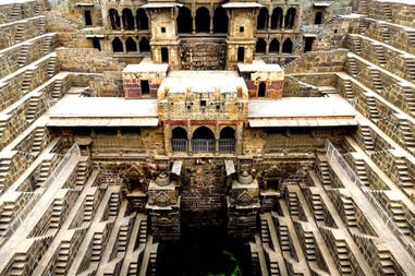 chand-baori-abhaneri-step-well-main-buildings
