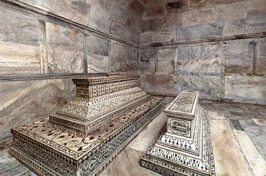 the-actual-tombs-of-mumtaz-mahal-and-shah-jahan-in-the-lower-level-taj-mahal-agra