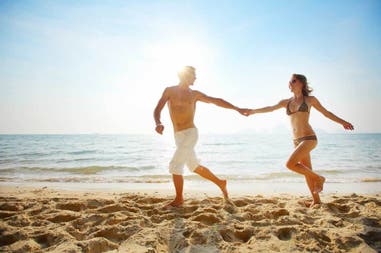 Coppia corre sulla spiaggia in India