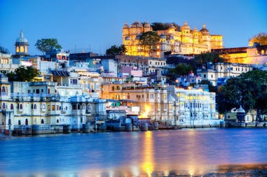 india-rajasthan-udaipur-fortress-and-palast-by-night-149826971