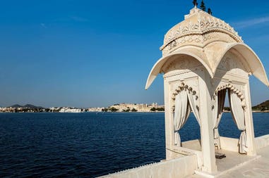 india-udaipur-lake-pichola-view