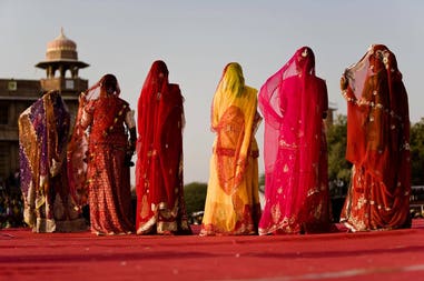 india-women-in-saris