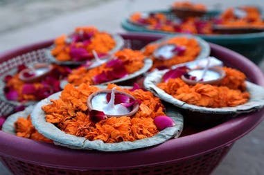 india-varanasi-flower-offerings