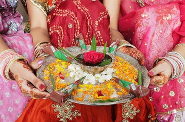 india-indian-girls-food