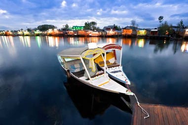 india-jammu-and-kashmir-srinagar-shikara-evening-time-in-dal-lake