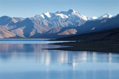 Himalaya e il lago nella regione del Kashmir in India