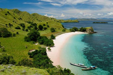 indonesia-komodo-national-park-with-boats