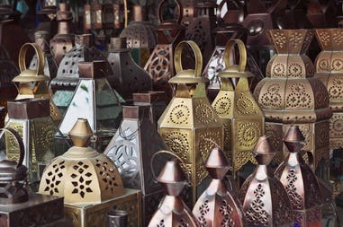 indonesia-market-traditional-glass-and-metal-lamps