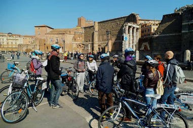 Amici in bicicletta a Roma in Italia