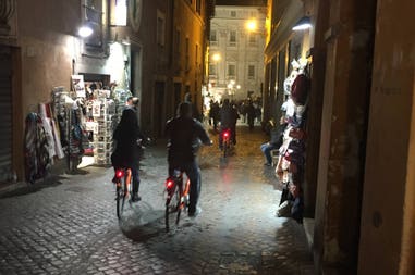 Roma di notte biciclette