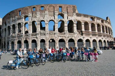Biciclette davanti al Colosseo a Roma