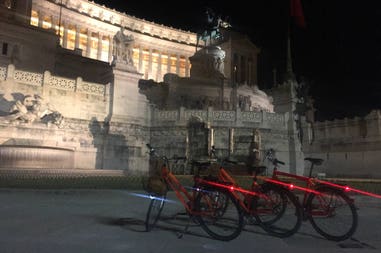 Roma di notte biciclette al Vittoriano