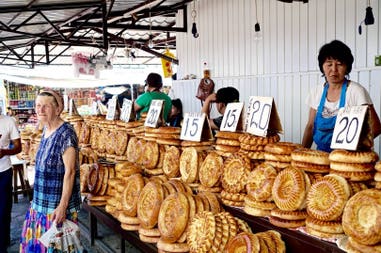traditional-bread-lepeshka-kyrgyzstan