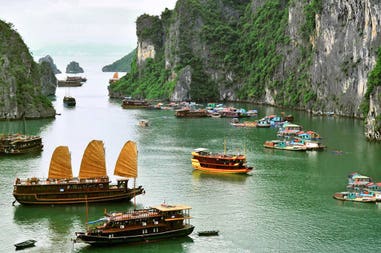 tourist-junks-and-floating-village-in-halong-bay-vietnam