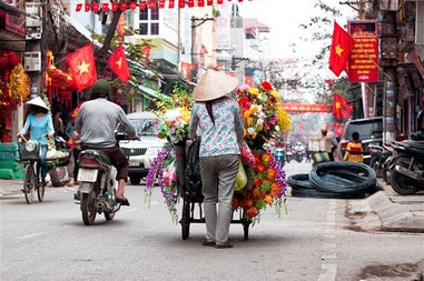 life-of-vietnamese-vendor-in-hanoi-vietnam