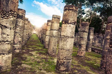 mexico-chichen-itza-pillars-in-the-temple-of-the-warriors