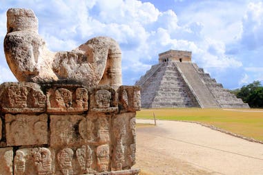 mexico-chichen-itza-pyramid-statue