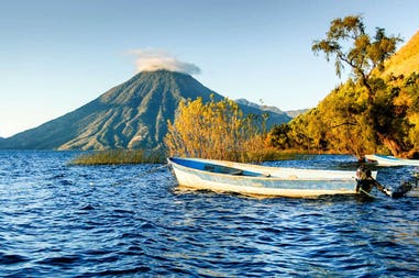 Vulcano sul Lago Atitlan in Guatemala