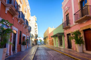 mexico-campeche-colorful-street