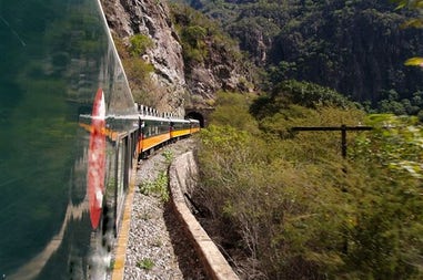 Treno in viaggio attraverso il Cobre del Canyon in Messico