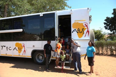 Safari truck e turisti per tour della Namibia