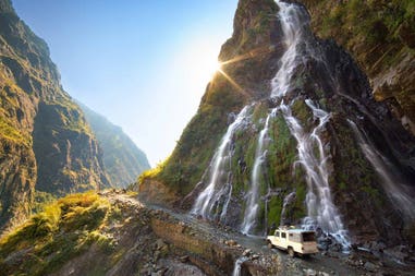 nepal-annapurna-roadside-waterfall