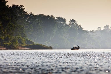 Kayak sul fiume Narayani Rapti nel Chitwan National Park in Nepal