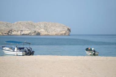 qantab-beach-and-small-boats