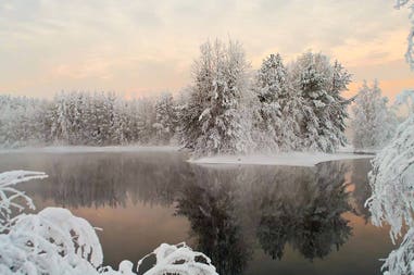 Lago in disgelo a Carelia in Russia