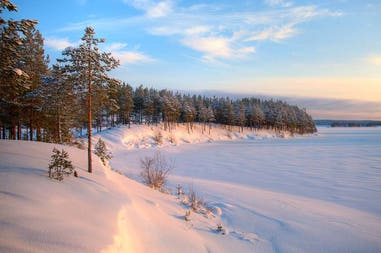 Paesaggio innevato di Carelia in Russia
