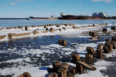 Resti di un molo in legno a Petrozavodsk in Russia