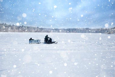 Uomo in motoslitta in Russia