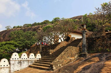 sri-lanka-matale-dambulla-cave-temple-golden-temple