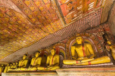 sri-lanka-dambulla-buddha-statues