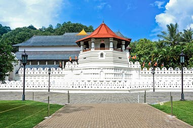 sri-lanka-kandy-former-kingdom-royal-palace-complex-temple-of-the-sacred-tooth-relic