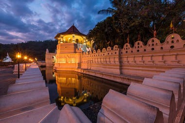 sri-lanka-kandy-temple-of-the-relic-night