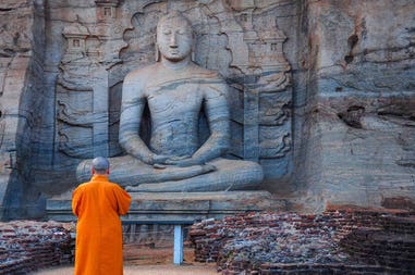 sri-lanka-polonnaruwa-temple-monk