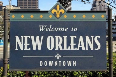 new-orleans-a-welcome-sign-near-downtown-new-orleans-louisiana