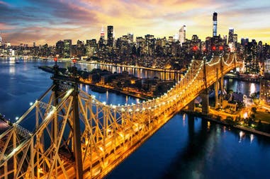 Ponte di Brooklyn illuminato a New York negli Stati Uniti